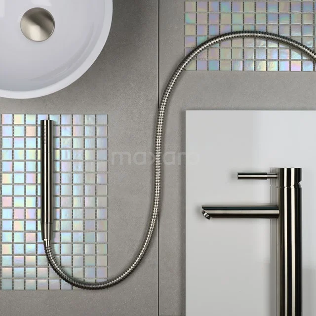 Stijlvolle roestvrijstalen handdouche met flexibel design, perfect voor een moderne badkamerinrichting met mozaïektegels.