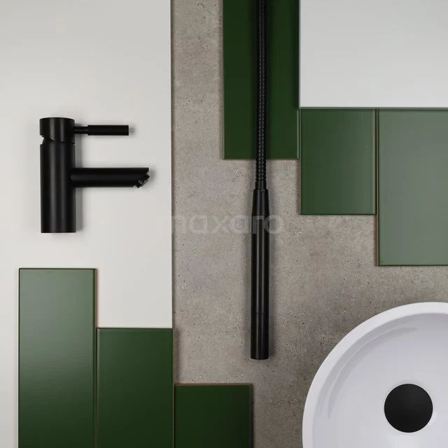 Matte zwarte badkamerkraan en handdouche, modern design, gecombineerd met groen-witte tegels en ronde wastafel.