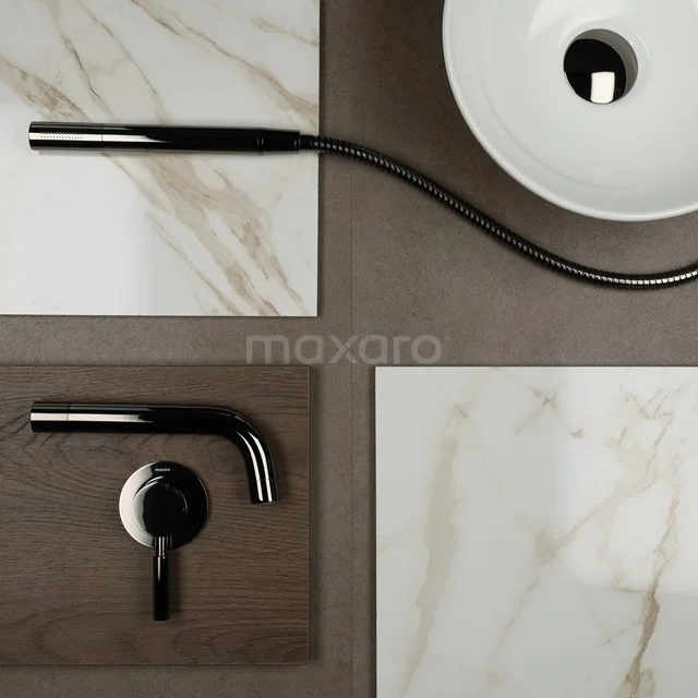 Zwarte wastafelkraan met ronde greep, marmerlook tegels en moderne badkameraccessoires op een houtkleurige ondergrond.