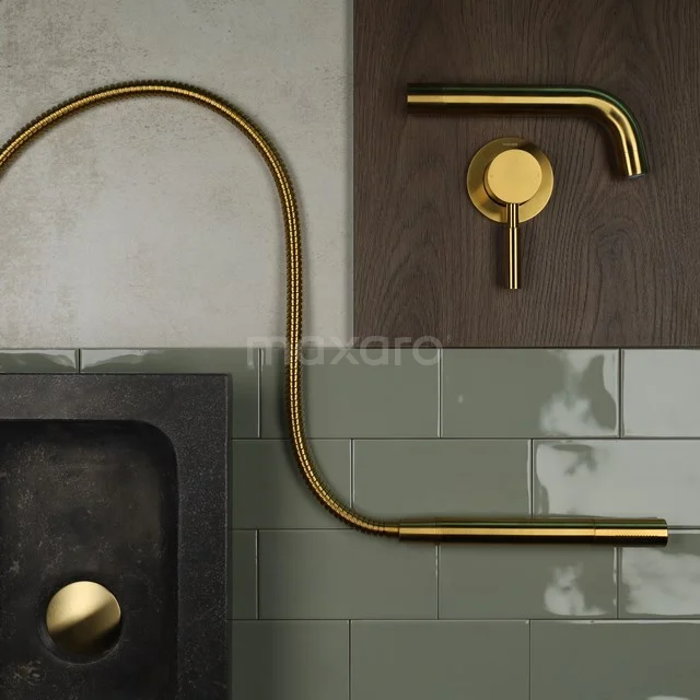 Malta-Green-Atelier-Ivory-Donkerbruin-eiken-Goud_H.jpg Gouden wandkraan met minimalistisch design en bijpassend badkameraccessoire, geplaatst tegen groene tegels en houten paneel.