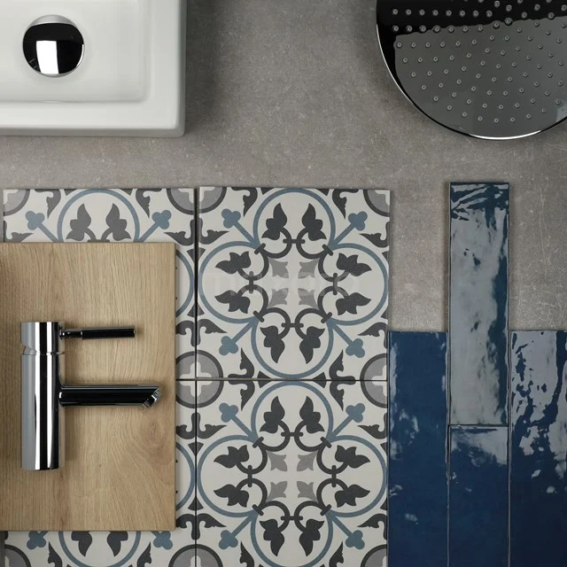 Traffic-Grey-Memory-Royal-blue-Colora-Blauw-Lichtbruin-eiken-Chroom_H.jpg Wastafelkraan chroomkleurig met strakke vorm, gecombineerd met blauwe en vintage-look badkamertegels.