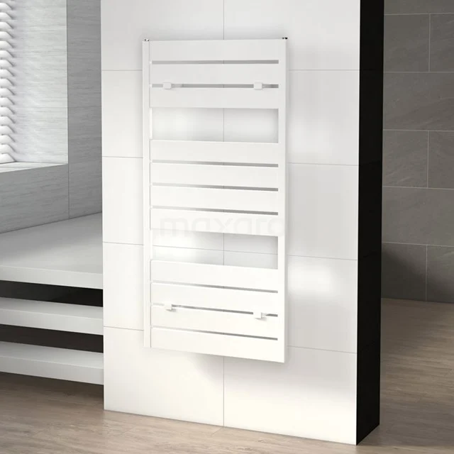 Weißer Design-Handtuchheizkörper mit horizontalen Lamellen, aus Stahl gefertigt, perfekt für moderne Bäder.