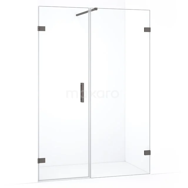 Glazen douchewand met zwart metalen accenten, draaideur en modern ontwerp voor een stijlvolle badkamerinrichting.