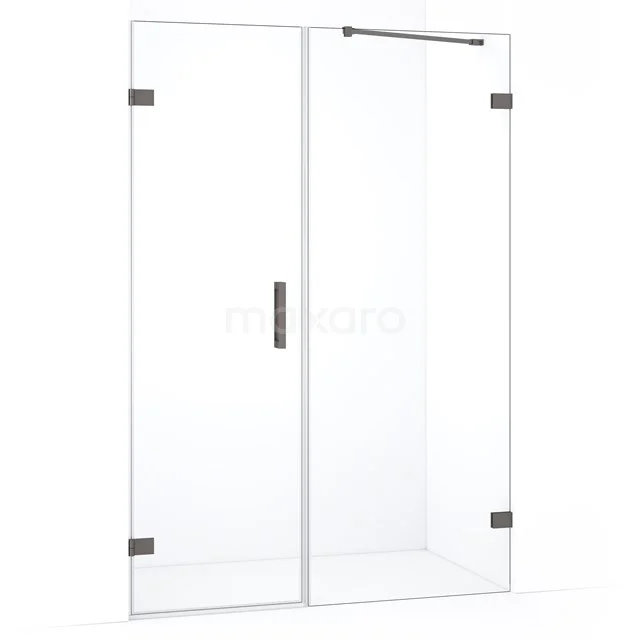 Glazen douchedeur met helder glas, RVS scharnieren en handgreep, ideaal voor een moderne badkamer.