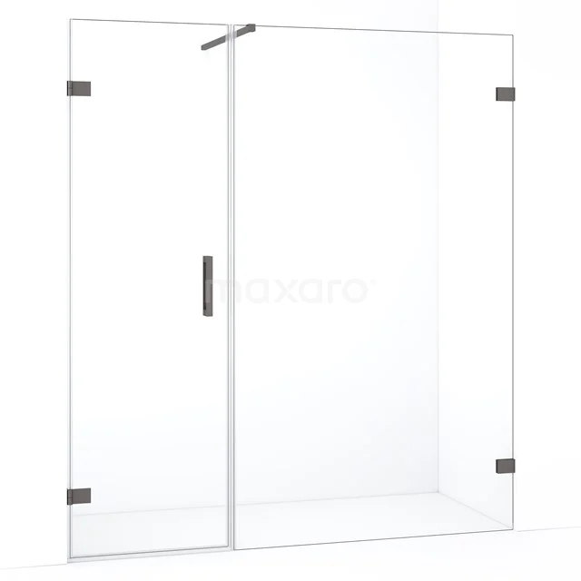 Inloopdouche met helder glas, zwart metalen scharnieren en handgreep, strak design, ideaal voor moderne badkamers.