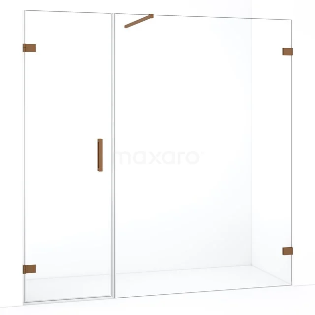 Douchewand met schuifdeur, helder glas en messing accenten, luxe en stijlvol design voor een moderne badkamer.