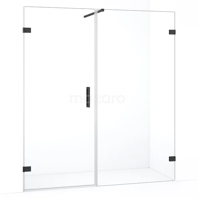 Douchewand met deur van helder glas, zwart frame en scharnieren, ideaal voor een moderne badkamerstijl.