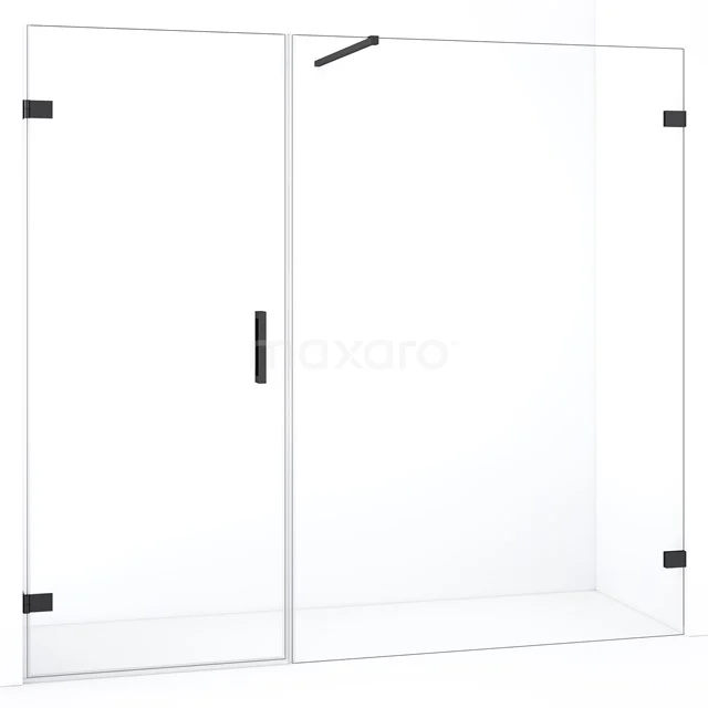 Heldere glazen douchewand met zwarte scharnieren, strak design, ideaal voor een moderne badkamerinrichting.