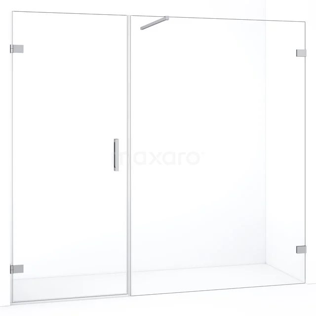 Glazen douchewand met transparante panelen en chromen scharnieren, ideaal voor een moderne badkamerinrichting.
