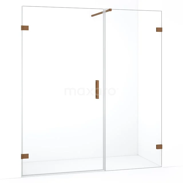 Glazen inloopdouche met koperkleurige accenten, strak design en draaideur, perfect voor een moderne badkamer.