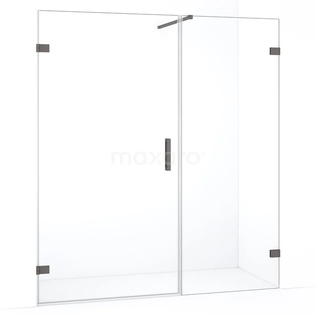 Glazen douchewand met zwart metalen scharnieren en handgreep, moderne badkamerstijl, ruimtebesparend ontwerp.