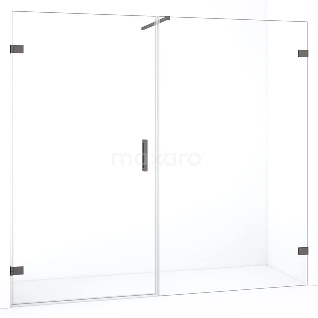 Douchewand met helderglas, strak design, roestvrijstalen scharnieren, ideaal voor een moderne badkamerinrichting.