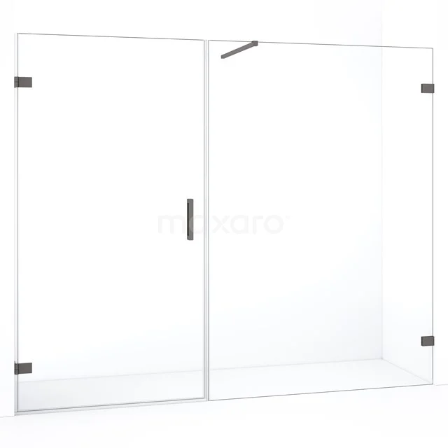 Douchewand van helder glas met chromen scharnieren, grote schuifdeur, strak design, ideaal voor een moderne badkamer.