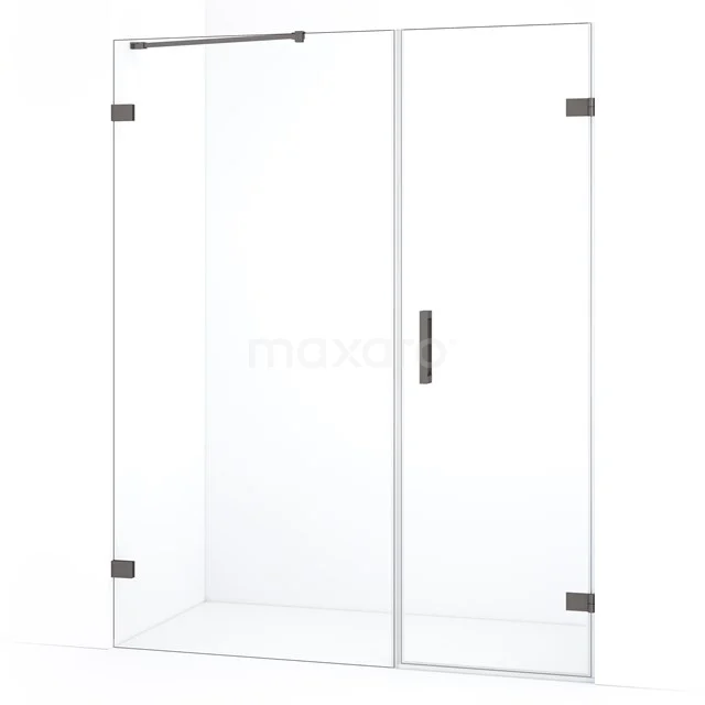 Douchecabine helder glas, hoekinstap, zwart metalen scharnieren, strak design voor een moderne badkamer.