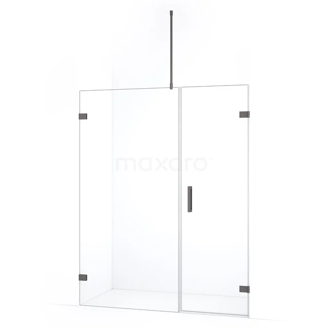 Douchewand van helder glas met zwarte scharnieren, een strak design en matzwarte details, ideaal voor een moderne badkamer.