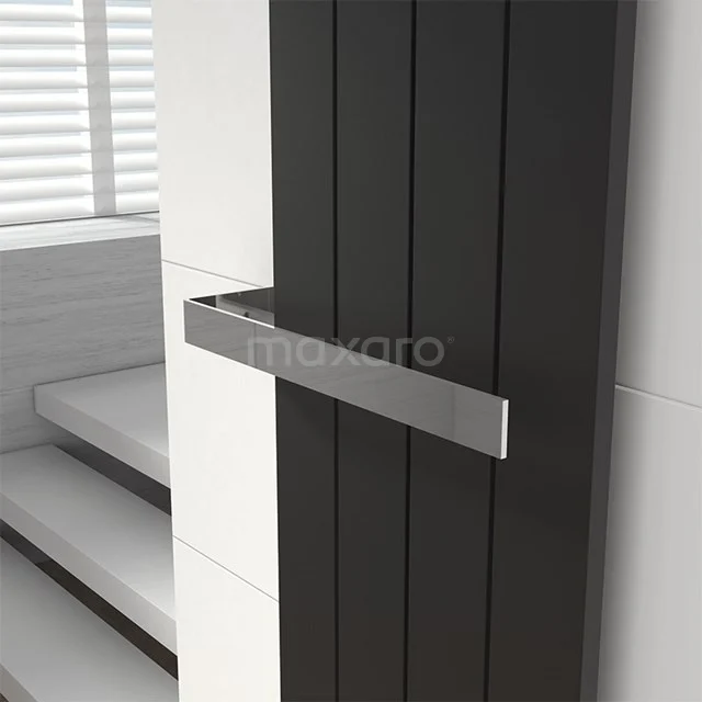 Handtuchhalter Design-Heizkörper Edelstahl Glänzend Gerade DRA15RG Matte verchromte Handtuchhalter, schlankes Design, befestigt an schwarzen Holzpaneelen, ideal für moderne Badezimmergestaltung.