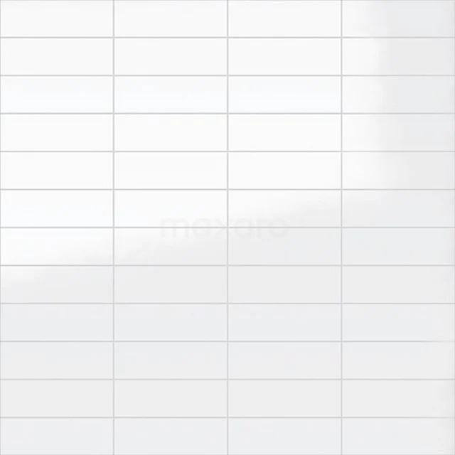 Weiße glänzende keramische Wandfliese mit subtilen horizontalen Linien, ideal für einen modernen und gepflegten Badezimmerstil.