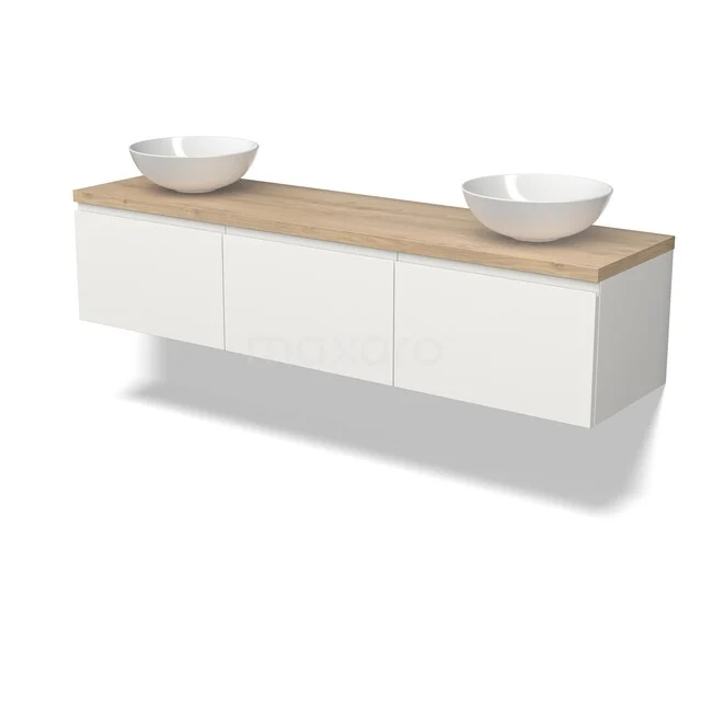 Wit badkamermeubel met houten blad en dubbele komvormige wastafels, modern design en hangend model.