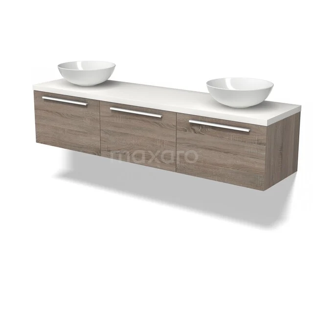 Houten badkamermeubel met twee witte waskommen, hangend design en RVS-grepen, perfect voor een moderne badkamerstijl.