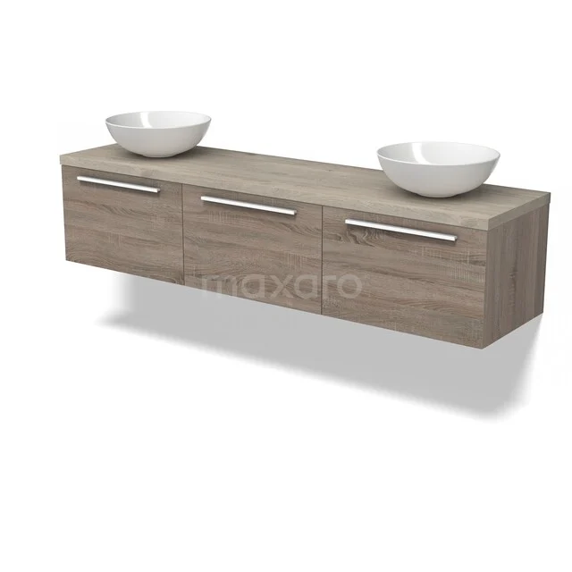 Houten badkamermeubel met moderne houtlook, twee witte waskommen en strakke zilverkleurige handgrepen.