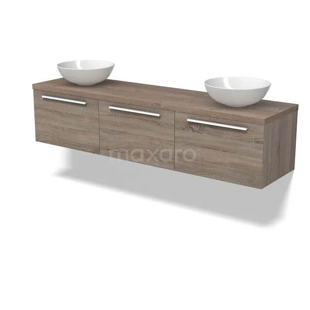 Houten badkamermeubel met dubbele witte wastafels, modern design, hangend, drie lades met zilveren handgrepen.