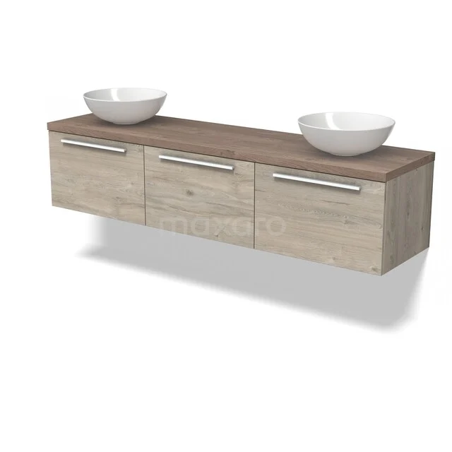 Houten badkamermeubel met twee witte opzetwaskommen, drie lades en een rustieke afwerking; ideaal voor stijlvolle badkamers.