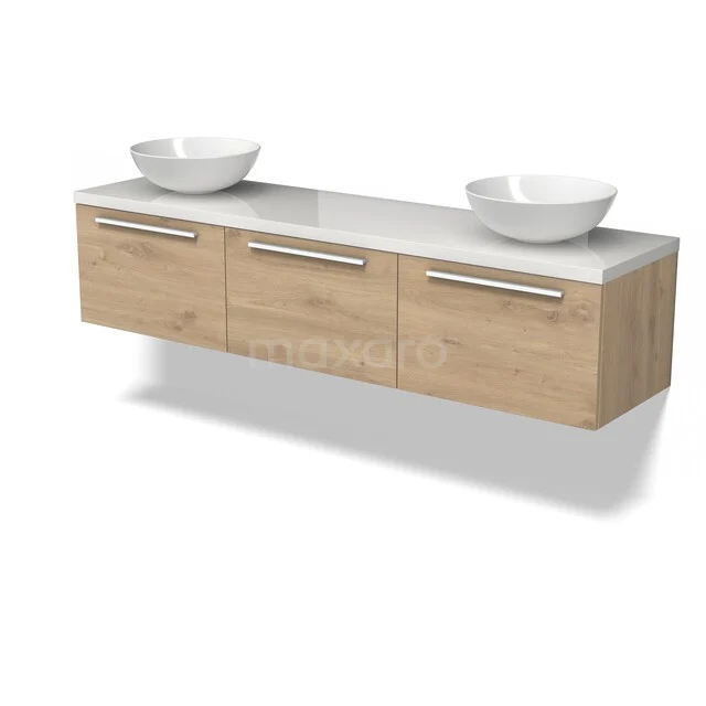 Houten badkamermeubel met twee witte opzetwastafels, moderne look, natuur-eik afwerking en chromen grepen.