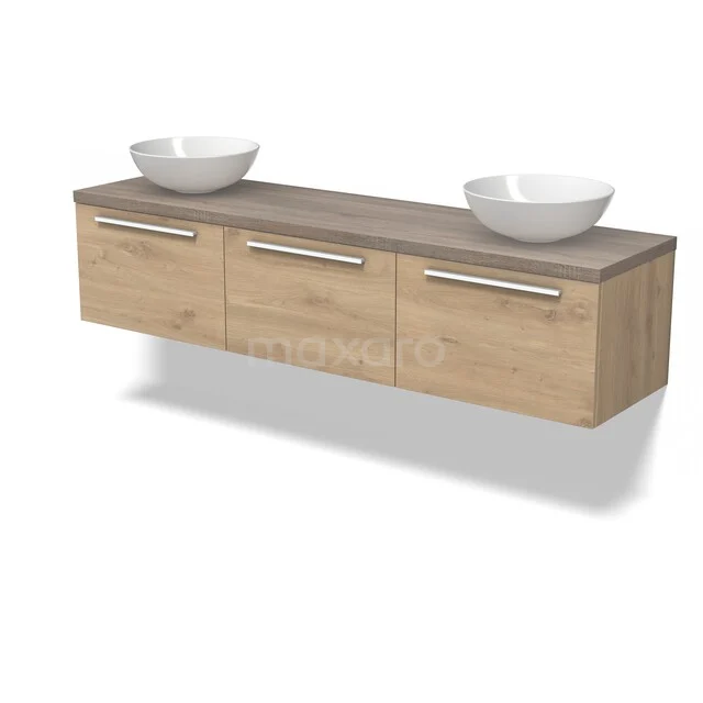 Houten badkamermeubel met drie lades, lichte eikenfinish en dubbele witte waskommen, modern en ruimtelijk ontwerp.