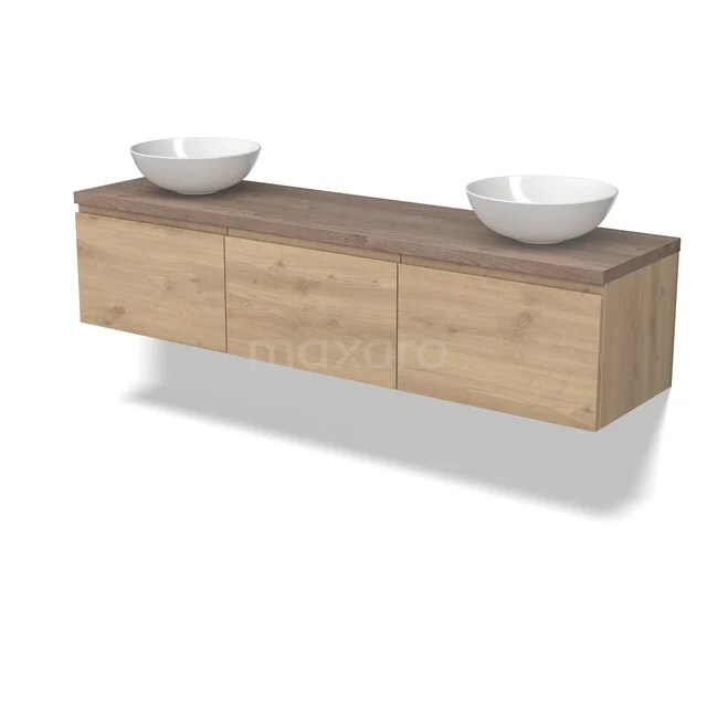 Houten badkamermeubel met ladefronten in eikenlook, dubbele witte waskommen en zwevend design.