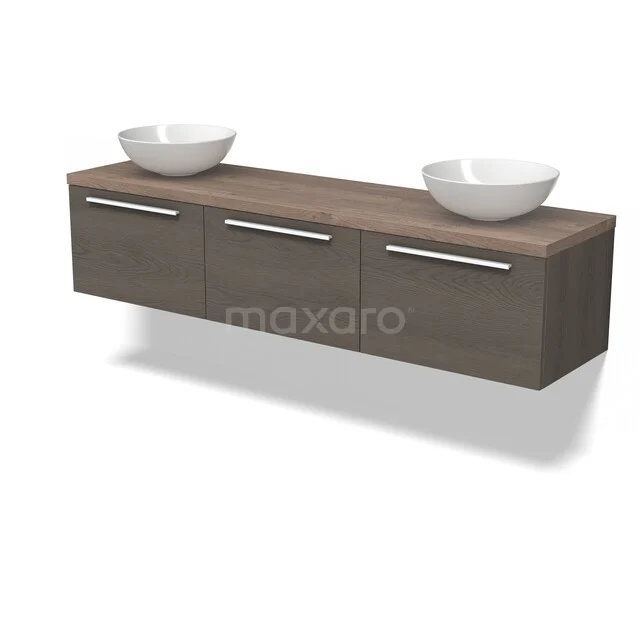 Modern hangend badkamermeubel, houtlook, met dubbele waskommen en chromen handgrepen; stijlvol en ruimtebesparend ontwerp.