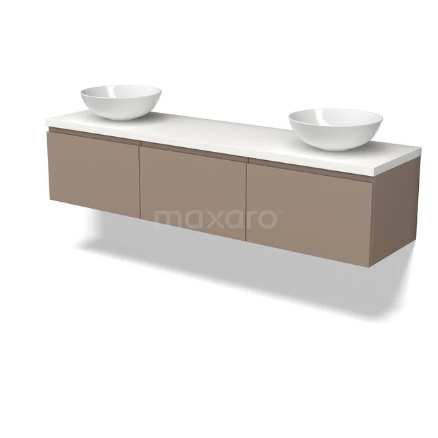 Beige badkamermeubel met drie deuren, witte dubbele waskommen en een strak design voor moderne badkamers.
