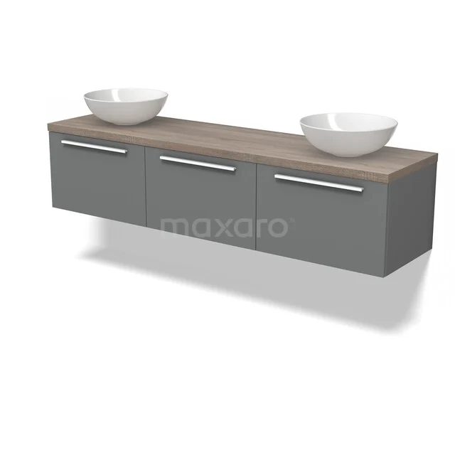 Grijze zwevende badkamermeubelset met houten blad, dubbele waskommen en strakke metalen handgrepen, modern design.