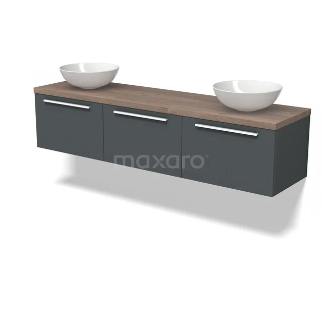 Grijze zwevende badkamermeubelset met houten blad, dubbele wastafel en moderne chrome handgrepen.