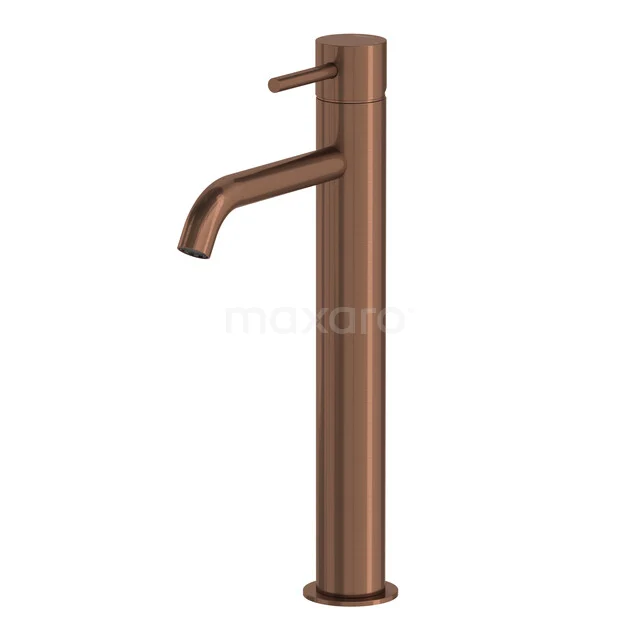 Hoge wastafelkraan in geborsteld koper, modern design, ideaal voor moderne badkamerstijlen.