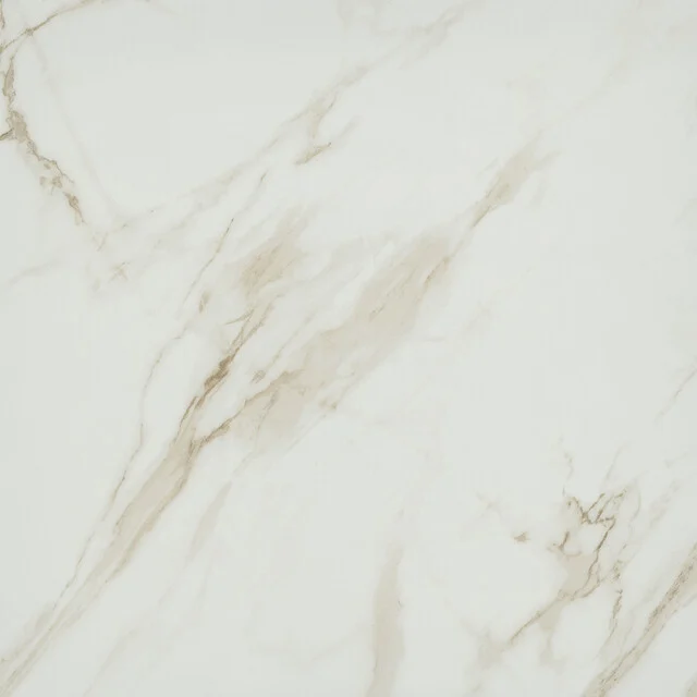 Witte marmeren badkamertegel met subtiele goudkleurige aders, ideaal voor een luxe en tijdloze badkamerstijl.