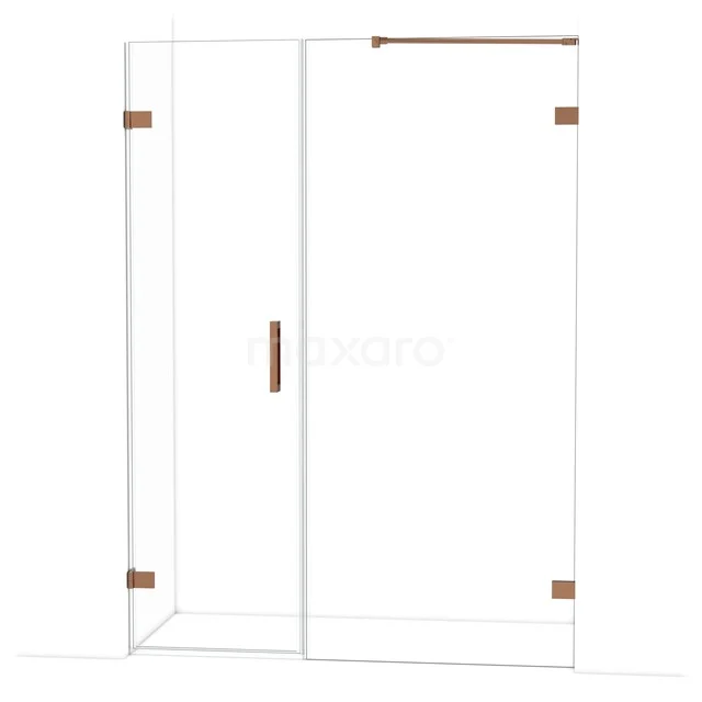 Douchewand met hoekinstap, helderglas, roestvrijstalen profielen en stijlvol koperkleurig beslag, strak badkamerdesign.