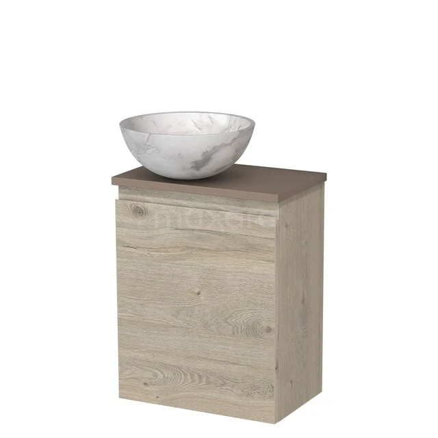 Badkamermeubel houtlook met compact wit wastafelkom, strak design, ideaal voor kleine badkamers.