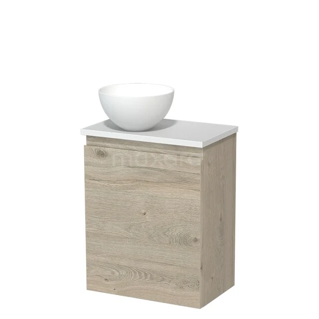 Houten badkamermeubel met een witte waskom bovenop, compact ontwerp met moderne uitstraling, ideaal voor kleine badkamers.