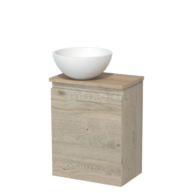 Houten badkamermeubel met licht eiken afwerking en witte keramische waskom, perfect voor een moderne badkamerstijl.