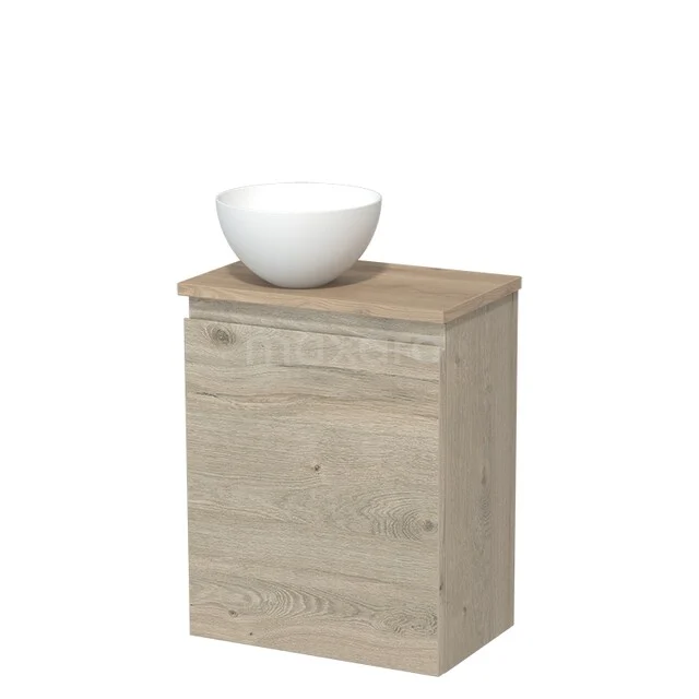 Holz-Badmöbel mit naturholzfarbener Oberfläche und eingebauter weißer Keramik-Waschbecken, modernes und kompaktes Design.