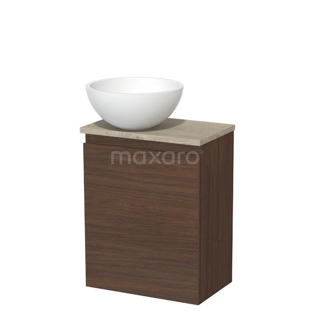 Houten badkamermeubel met natuurstenen blad en witte komvormige wastafel, ideaal voor een moderne badkamerstijl.