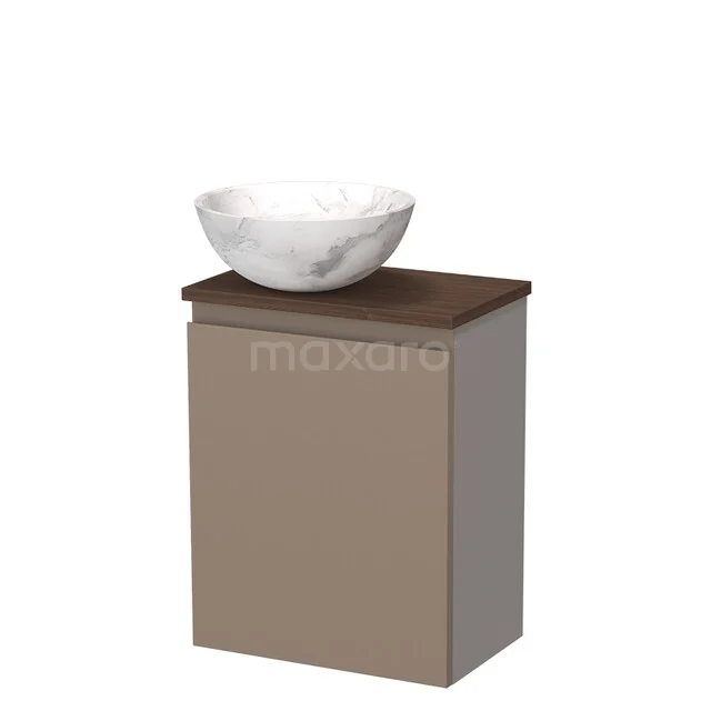 Beige badkamermeubel met een marmeren waskom, houten blad en minimalistisch design voor stijlvolle badkamerinrichting.