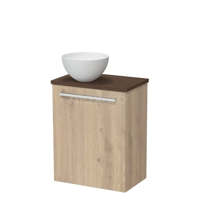 Compact houten badkamermeubel met witte opzetwaskom, donkerhouten blad en metalen handgreep, modern design.