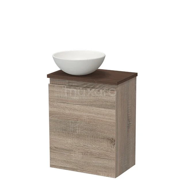 Houten badkamermeubel in eikenlook met wit keramische waskom, compact design, perfect voor moderne en kleine badkamers.