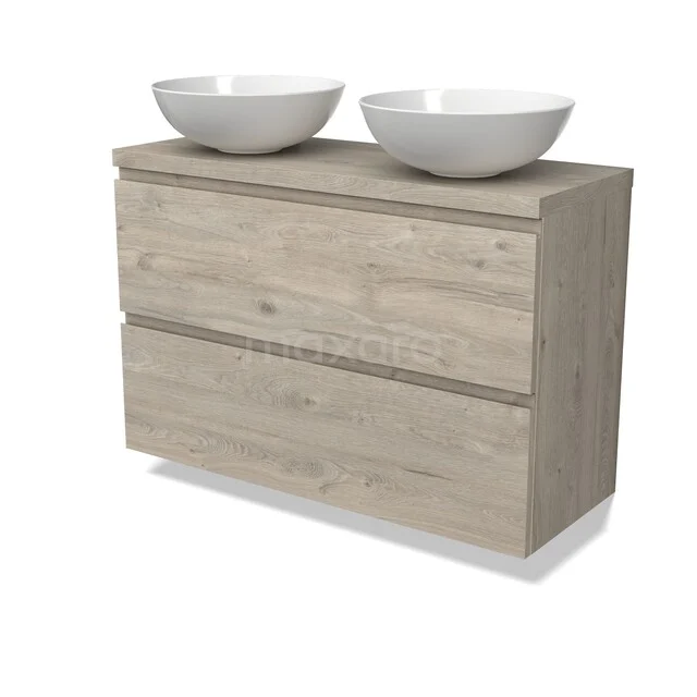 Houten badkamermeubel met twee witte waskommen, modern ontwerp en natuurlijke houtlook, ideaal voor een stijlvolle badkamer.