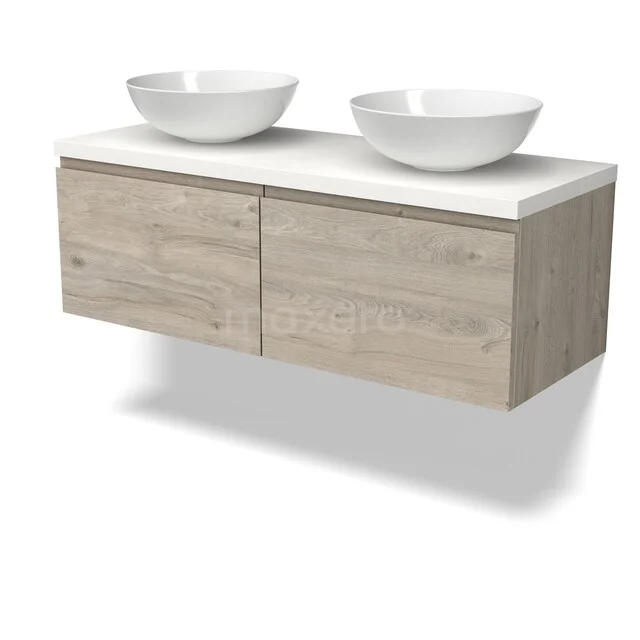 Houten badkamermeubel met twee witte waskommen, hangend design en praktische opbergruimte, ideaal voor een moderne badkamer.