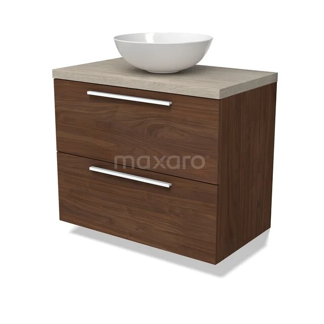 Houten badkamermeubel met twee lades, metalen grepen en een witte wastafel, geschikt voor moderne badkamerinrichtingen.