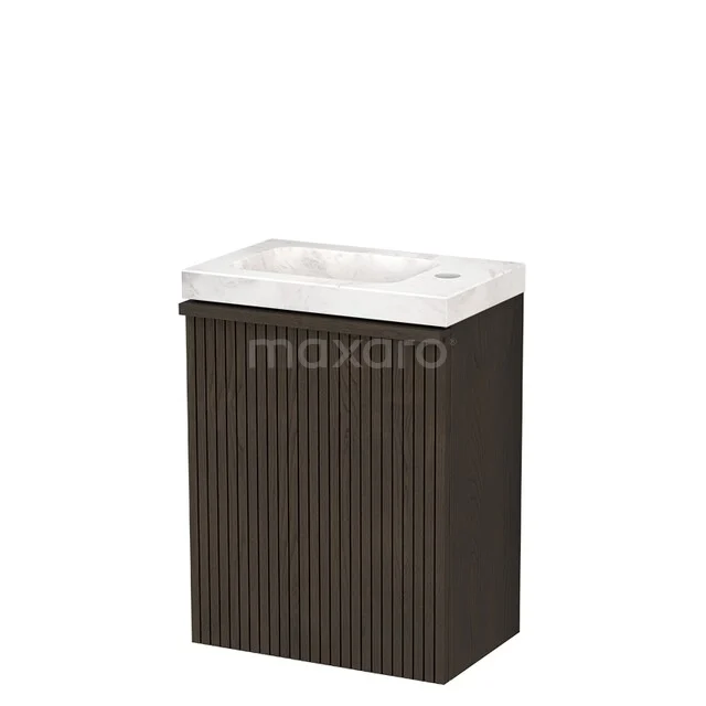 Donkerhouten badkamermeubel met witte marmeren wastafel, strak ribbelontwerp, ideaal voor moderne badkamers.