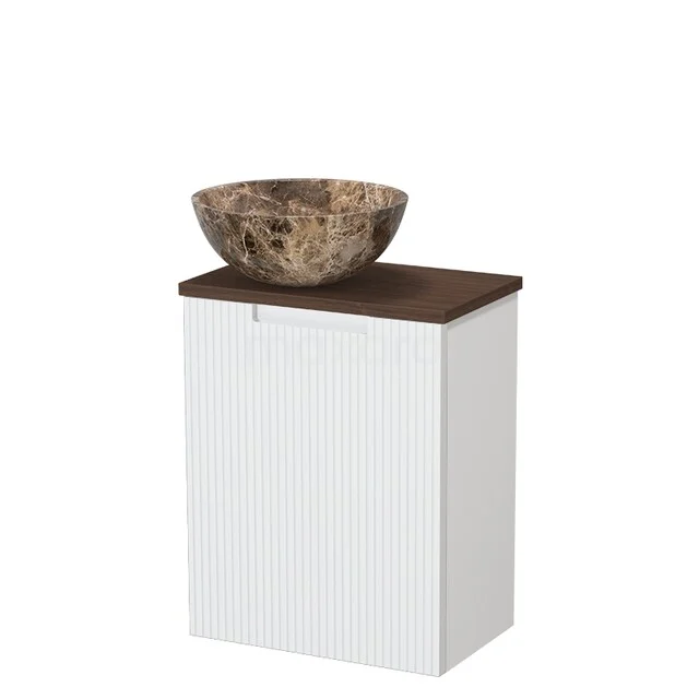 Wit badkamermeubel met bruine houten blad en marmeren waskom, ideaal voor een stijlvolle moderne badkamer.
