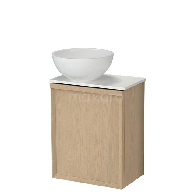 Houten badkamerkast met witte waskom, compact design ideaal voor kleinere badkamers, materiaal met natuurlijke hout uitstraling.